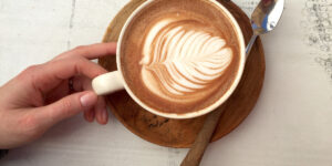 Kaffeetasse dekoriert mit Milchschaum.